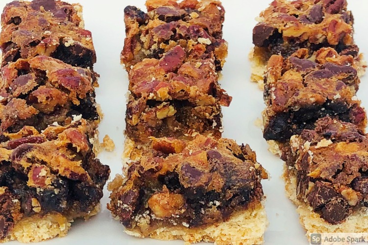 EASY PECAN PIE BARS (WITH CHOCOLATE CHIPS)
