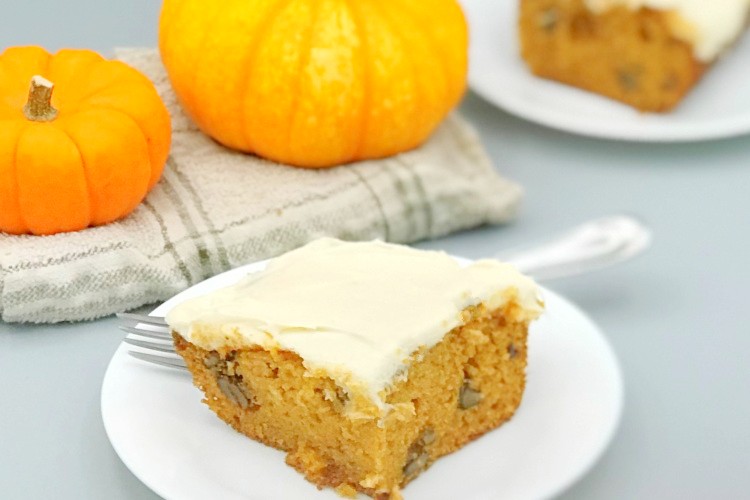 easy pumpkin spice cake with buttery cream cheese frosting