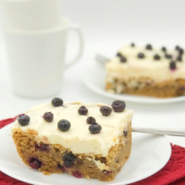 Easy blueberry cake with cream cheese frosting